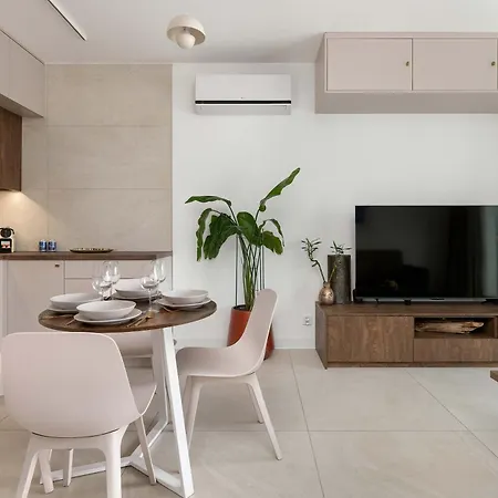 Modern And Elegant Filarskiego In With Air Conditioning & Parking And Gym By Renters Prestige