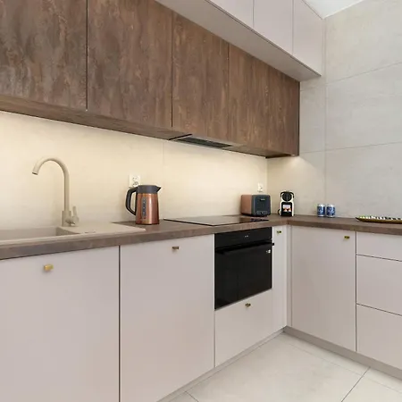 Modern And Elegant Filarskiego In With Air Conditioning & Parking And Gym By Renters Prestige 아파트