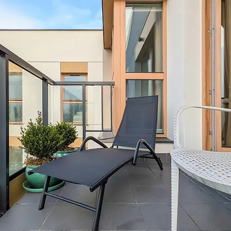 Modern And Elegant Filarskiego In With Air Conditioning & Parking And Gym By Renters Prestige