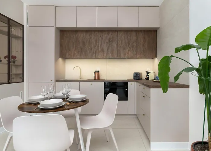 Modern And Elegant Filarskiego In With Air Conditioning & Parking And Gym By Renters Prestige