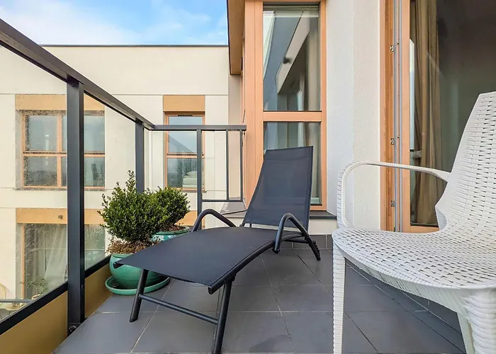 Modern And Elegant Filarskiego In With Air Conditioning & Parking And Gym By Renters Prestige