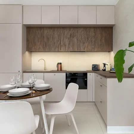 Modern And Elegant Filarskiego In With Air Conditioning & Parking And Gym By Renters Prestige