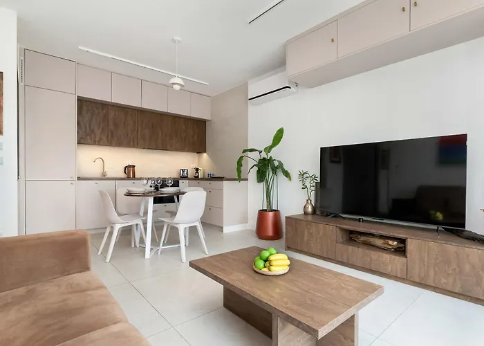 Modern And Elegant Filarskiego In With Air Conditioning & Parking And Gym By Renters Prestige